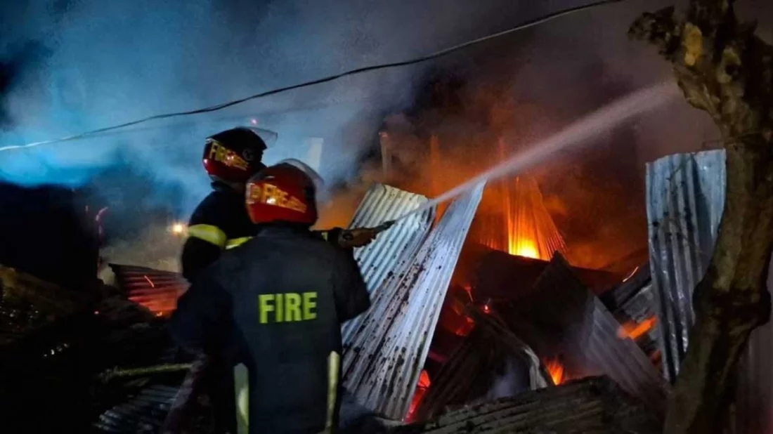 প্রেম নিয়ে বিরোধে পাল্টাপাল্টি হামলা, বাড়িতে অগ্নিসংযোগ